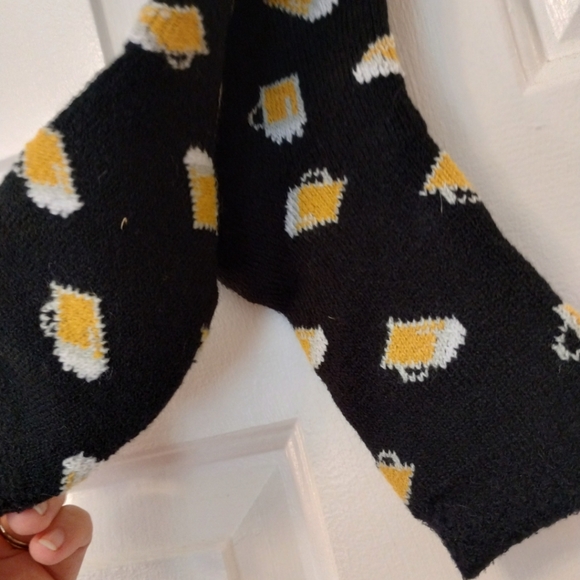 *5 for $20* Cozy Cabin beer mug socks - Picture 6 of 6